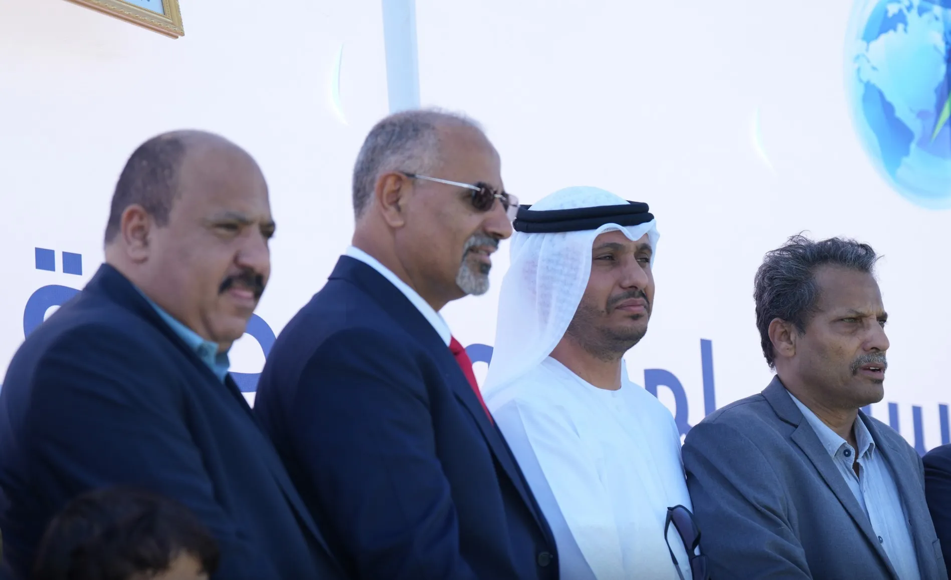 بدعم إماراتي.. الرئيس الزُبيدي يضع حجر الأساس لمشروع محطة الطاقة الشمسية بقدرة 30 ميجاوات في محافظة أبين