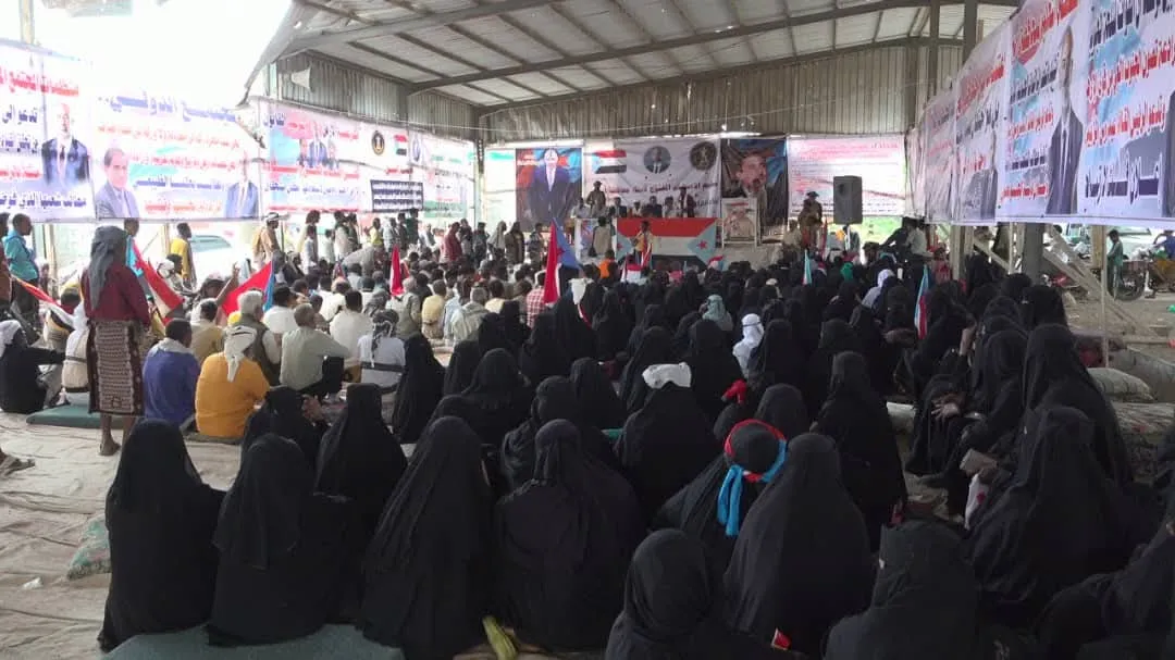 أبناء أبين يواصلون اعتصامهم المفتوح ويؤكدون تمسكهم بالمطالبة بإعلان دولة الجنوب العربي