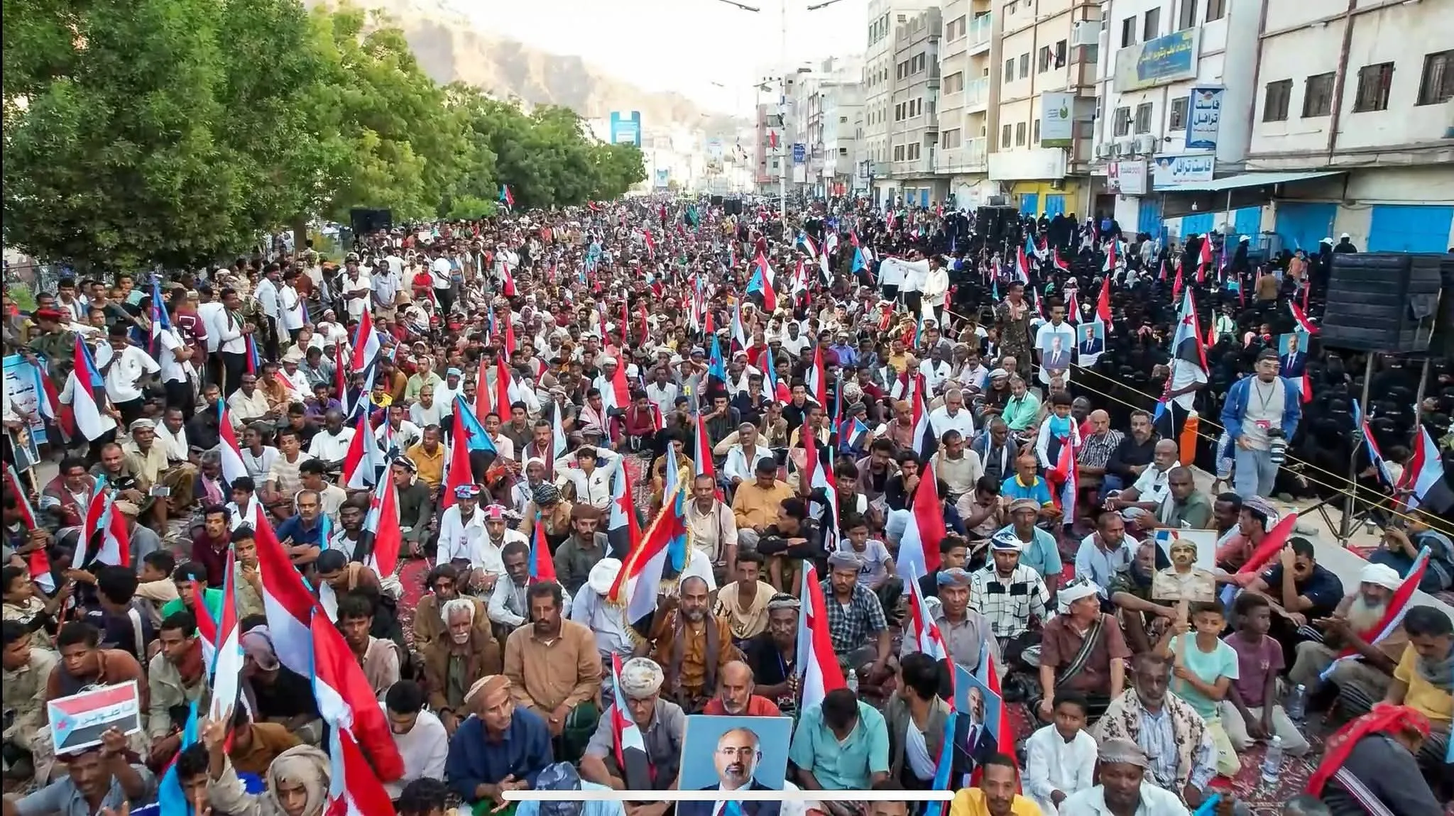 أبناء حضرموت يحتشدون في المكلا بمليونية \"القرار قرارنا\" للمطالبه بإعلان دولة الجنوب العربي