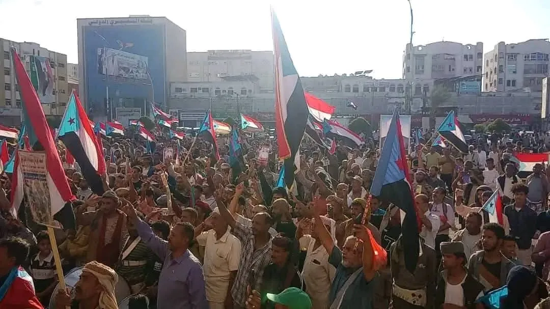 قسمة مختلّة وعدالة غائبة: حين يُحاصَر الجنوبي في لقمة عيشه وتُفتح خزائن الجنوب لإعاشات الدولار