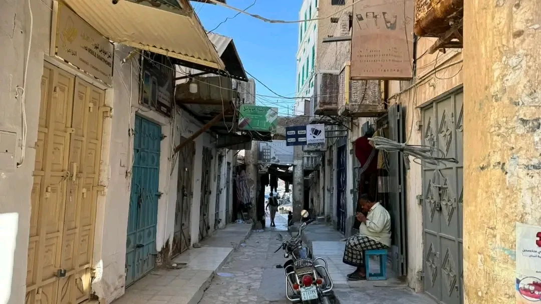 قوات الطوارئ تداهم محل جوالات في سوق سيئون وتعتقل مالكه في ظروف غامضة