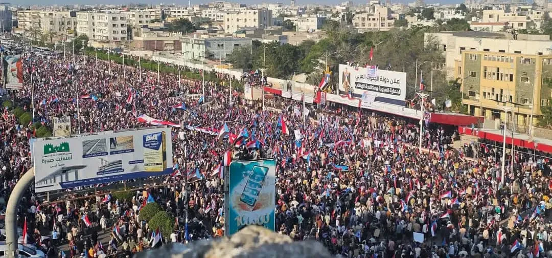 الجنوب يرفع صوته: إدانة شعبية لسياسات العبث وتحميل العليمي مسؤولية الفوضى