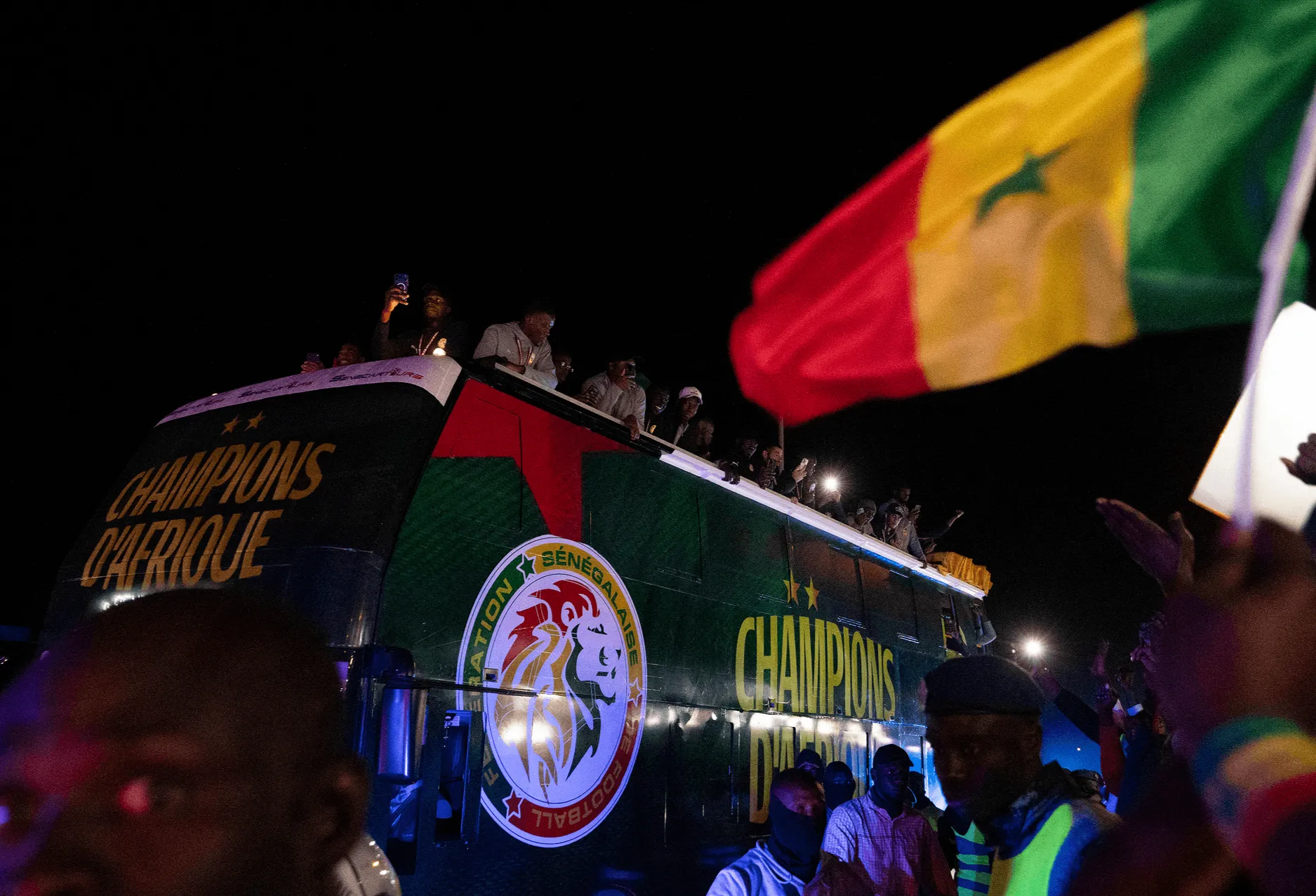 المنتخب السنغالي بطل إفريقيا يحظى باستقبال رسمي وشعبي عند عودته إلى دياره