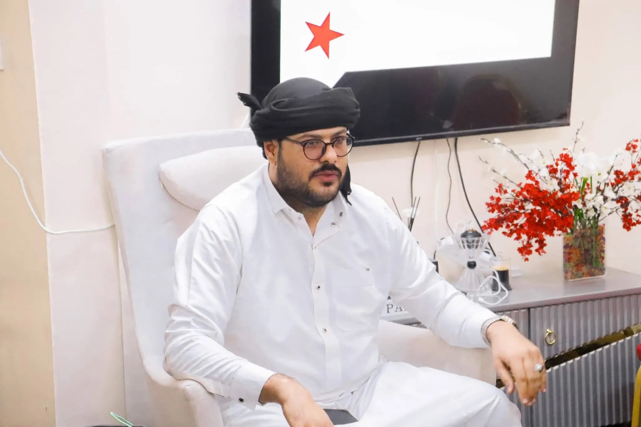 الجفري يطمئن على جرحى \"مسيرة الثبات\" بسيئون ويطالب بالإفراج عن المعتقلين ويدعو لاحتشاد جماهيري بالمكلا الثلاثاء القادم