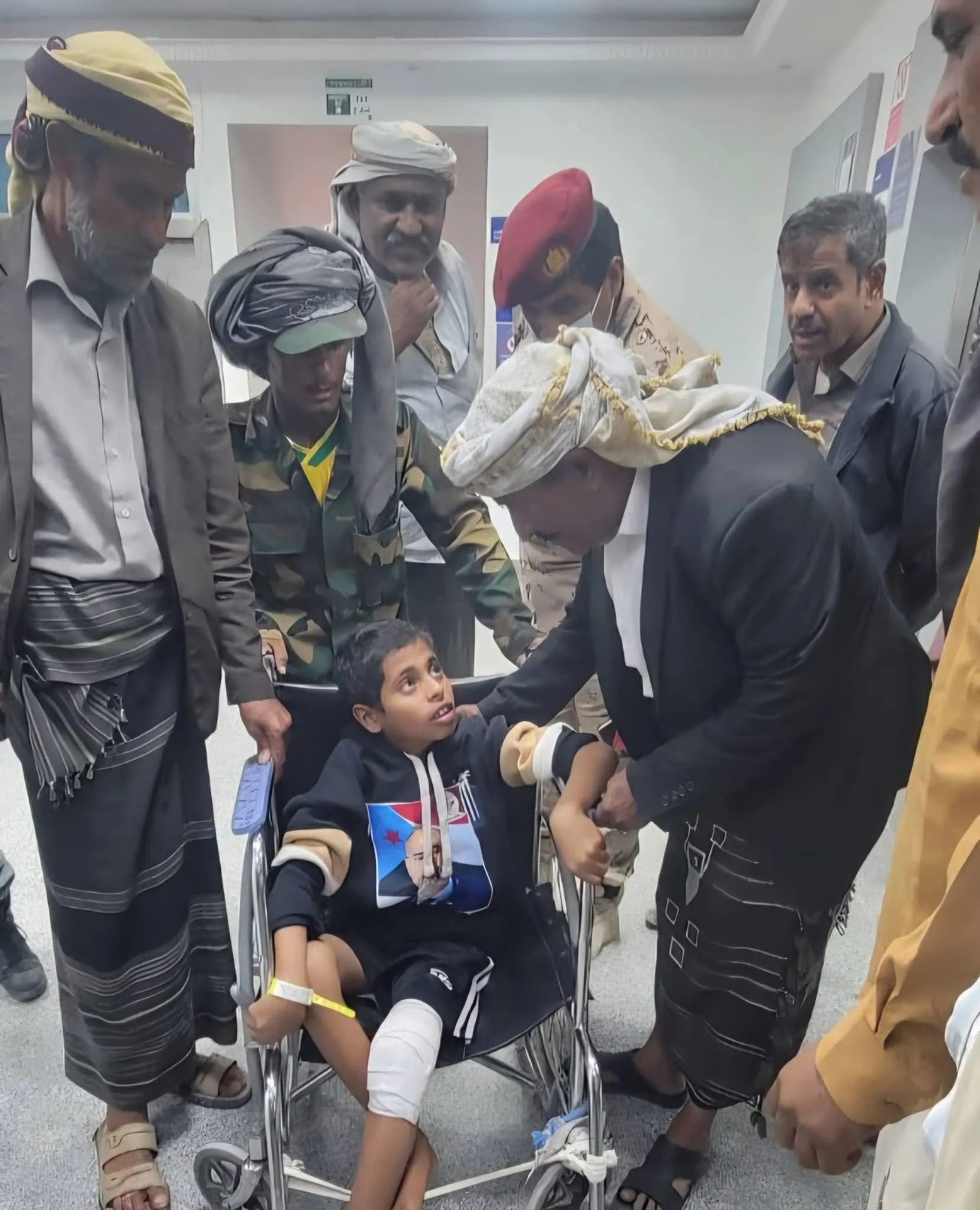 رئيس تنفيذية انتقالي شبوة يطمئن على جرحى اعتداء المظاهرة السلمية في عتق