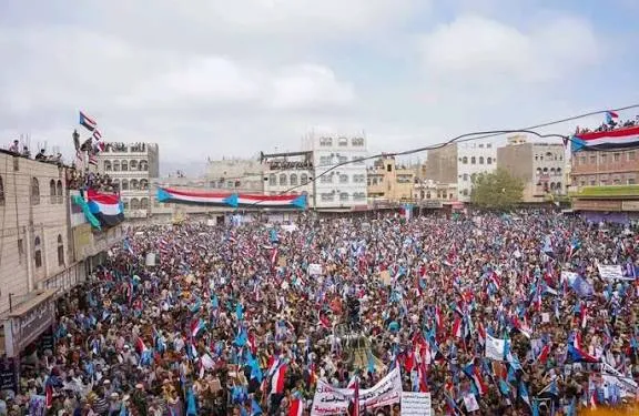 عدن تغلي… غضب جنوبي يتصاعد رفضًا لأي سلطة مفروضة وتحذير من انفجار الشارع