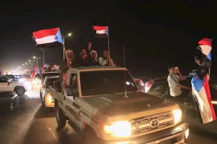 عاجل حشود غفيرة أمام البوابة الخارجية لقصر معاشيق