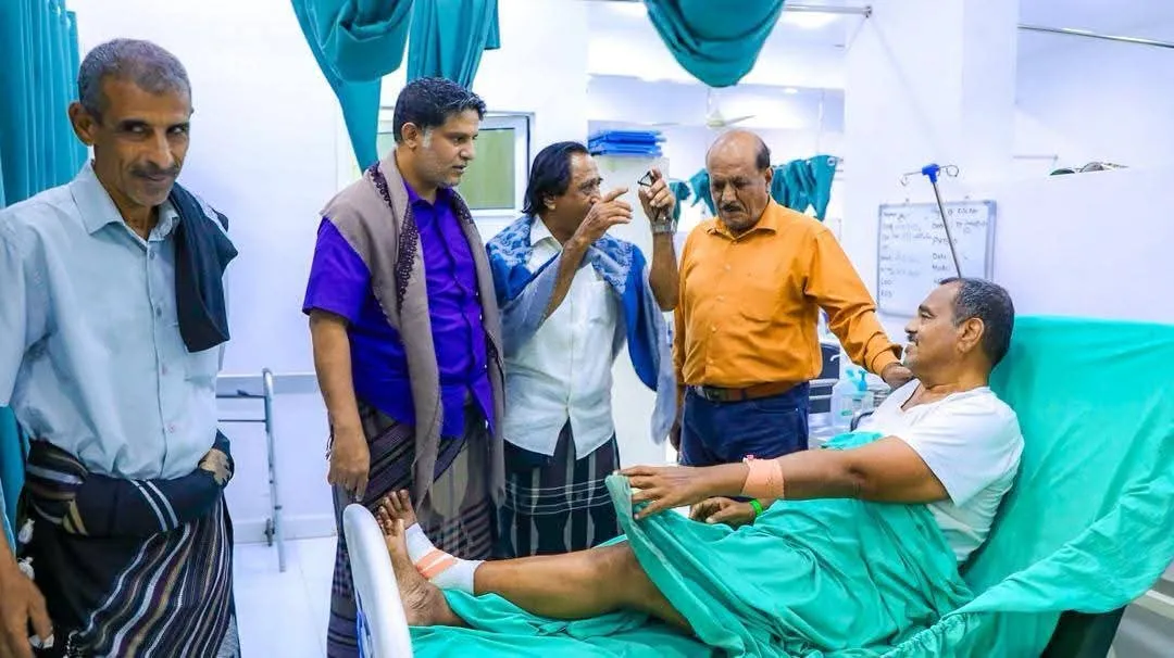 هرهرة يتفقد جرحى ومصابي تظاهرة معاشيق ويؤكد على حق التظاهر السلمي ويستنكر قمع المتظاهرين