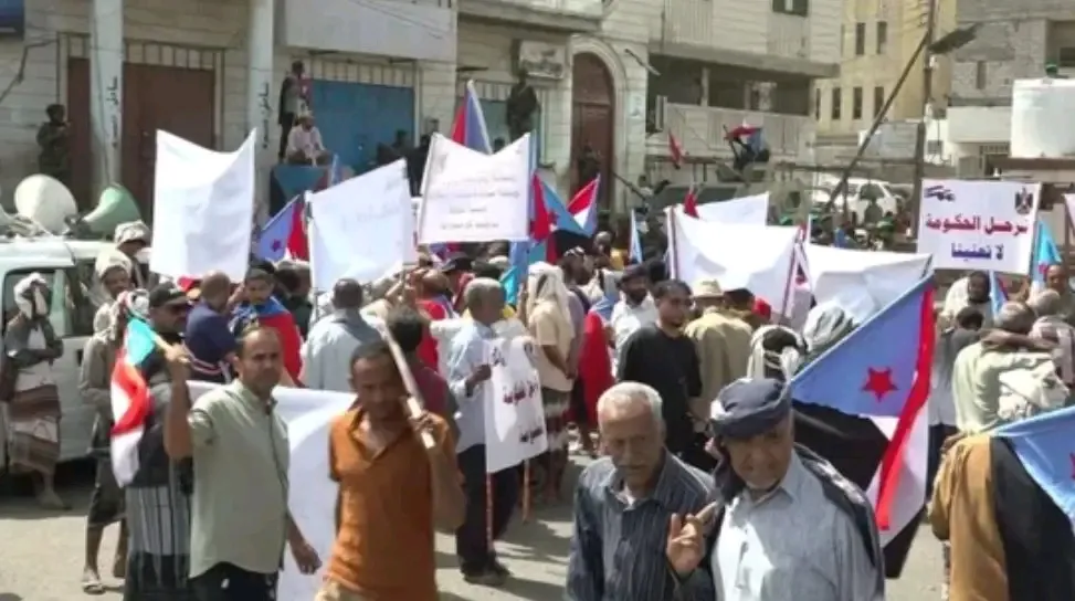 أمام المعاشيق… الجنوب يرفع صوته عاليًا: لا لحكومة تُفرض بالإكراه.