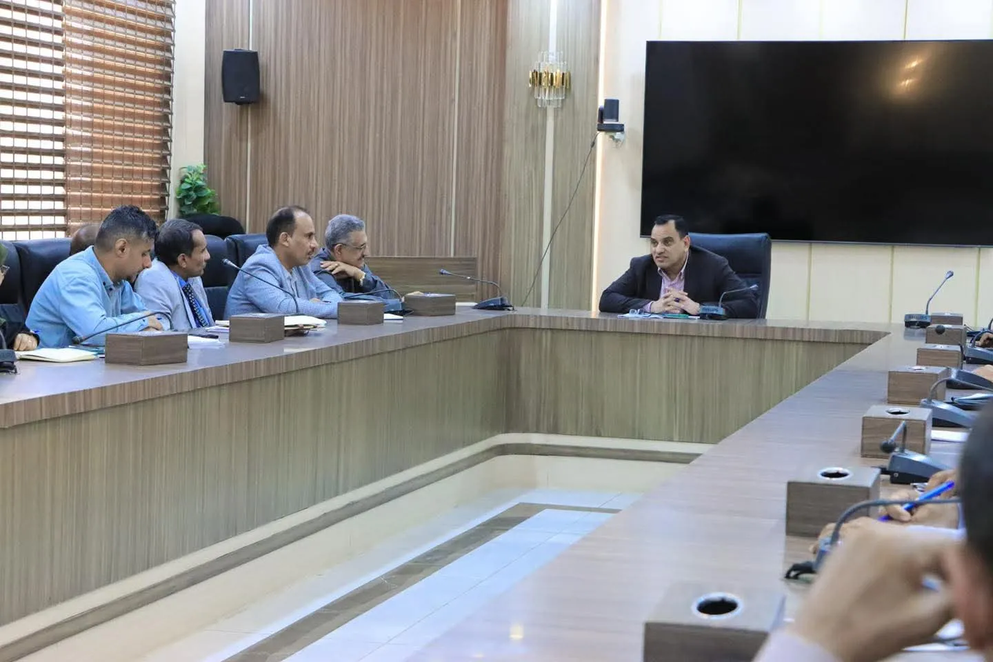 الوزير السقطري يترأس اجتماعاً موسعاً لقيادة وكوادر الوزارة لمناقشة أولويات المرحلة وتعزيز أداء قطاعات الوزارة