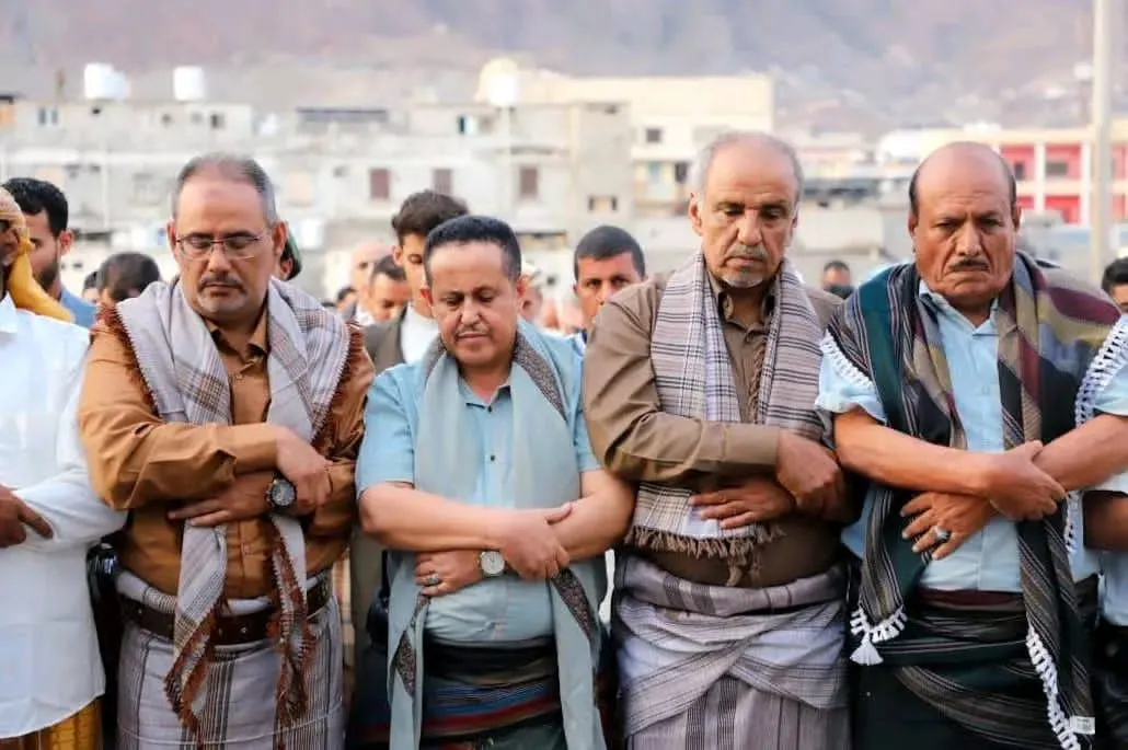القائم بأعمال رئيس الجمعية الوطنية يشارك جموع المواطنين أداء صلاة عيد الفطر في العاصمة عدن