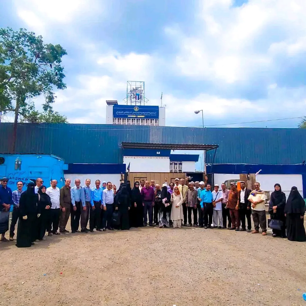 موظفو ومنتسبو الجمعية العمومية للمجلس الانتقالي الجنوبي يواصلون وقفاتهم السلمية للأسبوع الثاني رفضًا لإغلاق مقرهم وتأكيدًا لحقهم في العمل السياسي