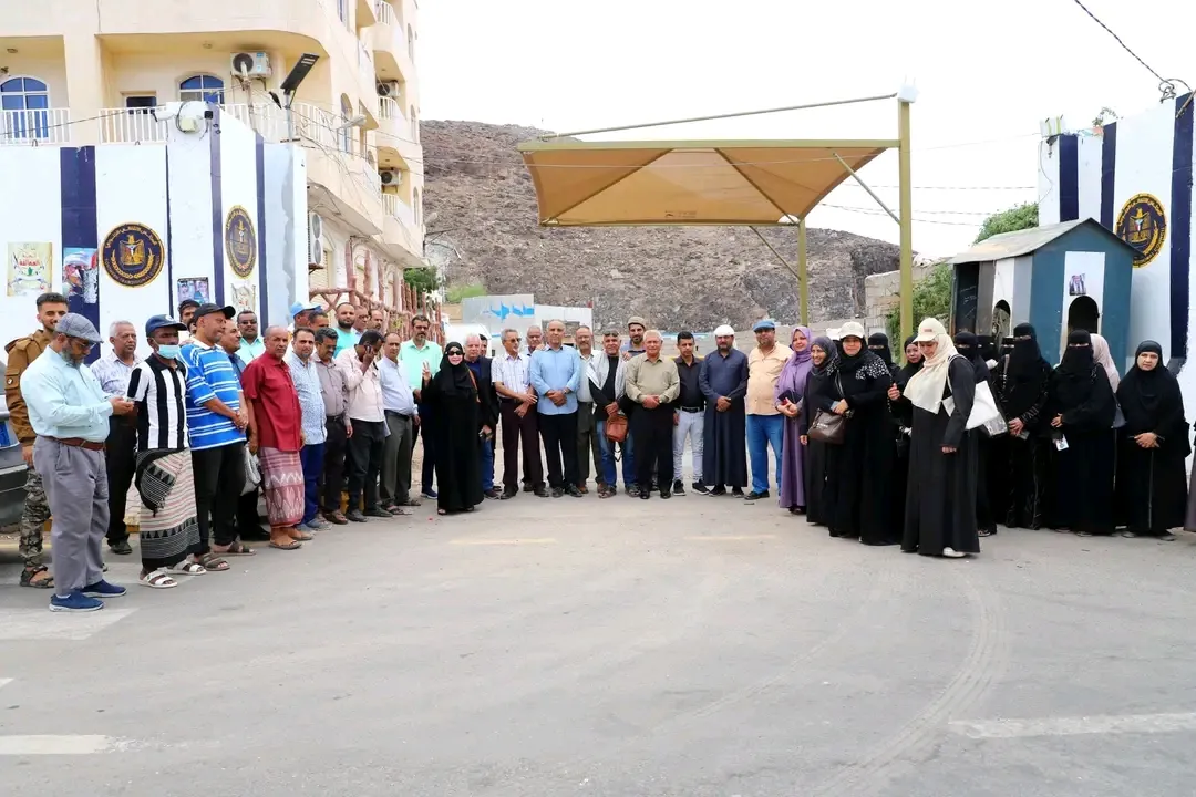 لليوم التاسع على التوالي.. الأمانة العامة تواصل وقفتها الاحتجاجية رفضاً لإغلاق مقرها بالعاصمة عدن