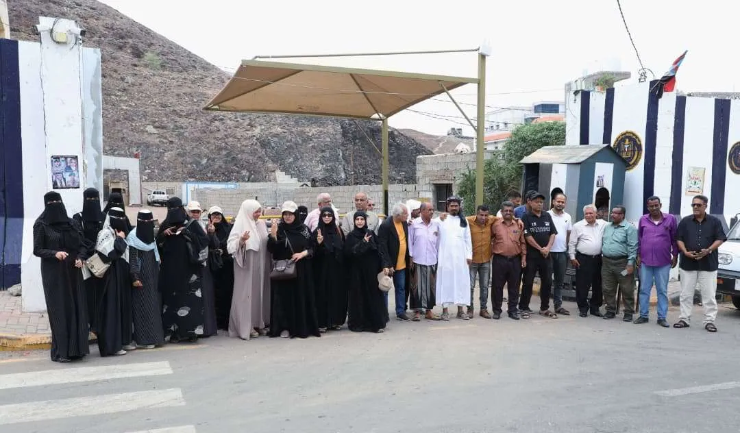 لليوم الحادي عشر على التوالي.. الأمانة العامة تواصل وقفتها الاحتجاجية أمام مقر عملها بالعاصمة عدن