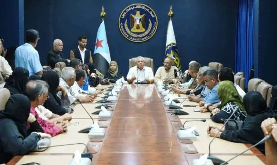 كسرت كوادر الأمانة العامة للمجلس ‎#الانتقالي الجنوبي، اليوم الأحد، بطريقة سلمية قرار سلطات الأمر الواقع، بإغلاق مبنى الأمانة، لمنع المجلس المفوض شعبيا من مزاولة عمله السياسي.