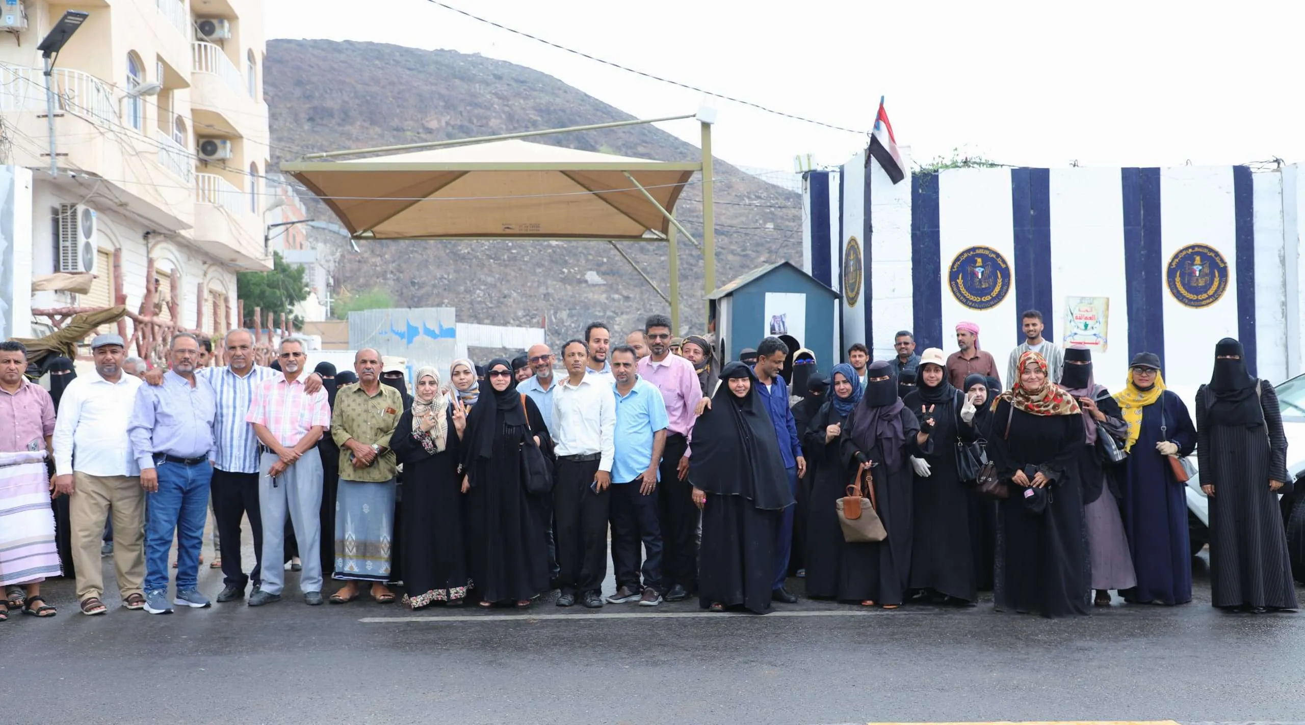 في تحدٍ لإرادة شعب الجنوب .. سلطات الأمر الواقع المدعومة سعوديا تواصل إغلاقها لمبنى الامانة العامة وتعمل على إغلاق الباب الرئيس باللحام