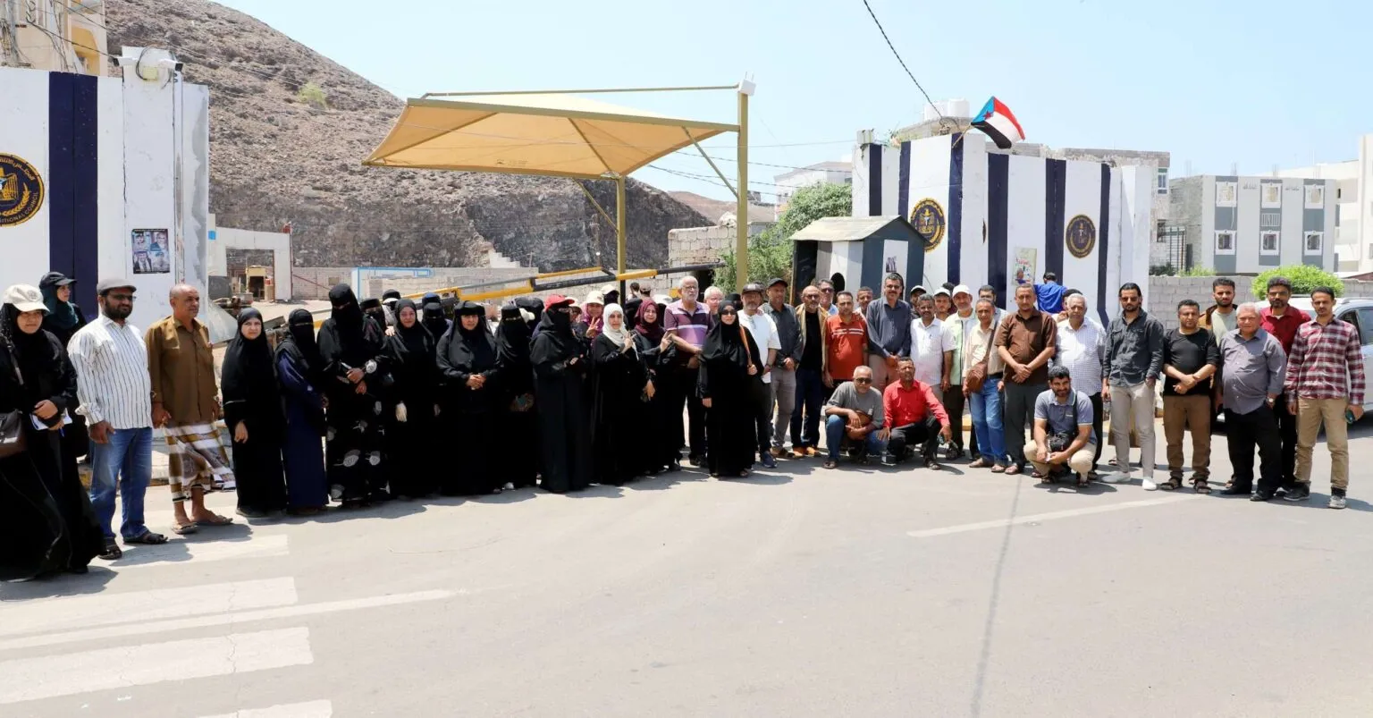 الأمانة العامة تواصل وقفاتها الاحتجاجية وتدعو للمشاركة في الإفطار الجماعي بالمعلا بذكرى تحرير عدن