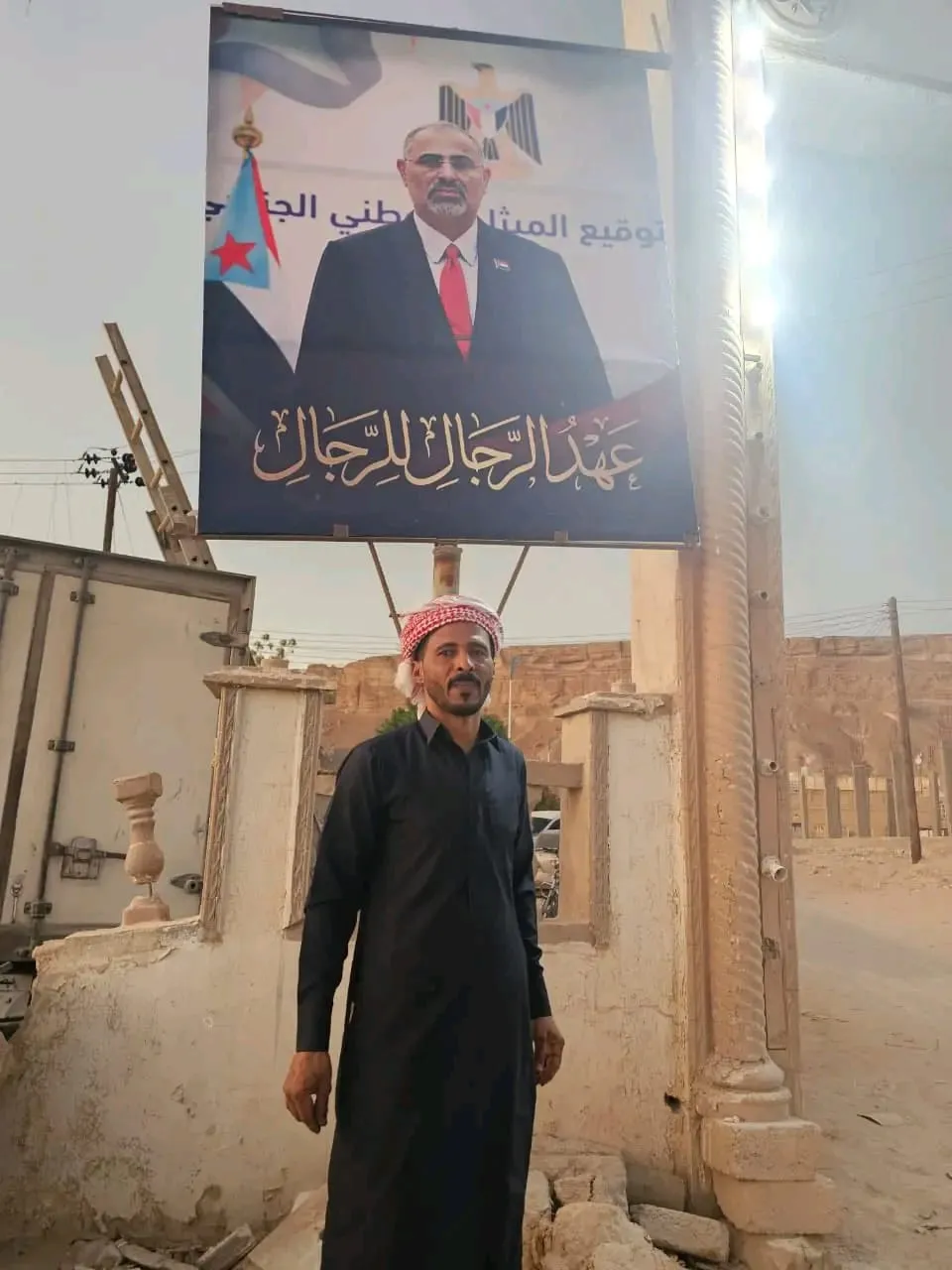 أبناء قرية اللسك بتريم يزيّنون مداخلها بأعلام الجنوب وصور الرئيس الزُبيدي