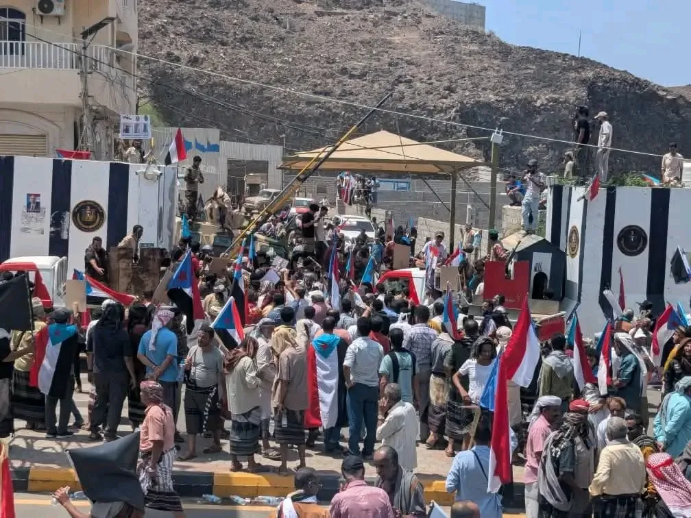 جماهير شعب الجنوب تعيد فتح مقرات المجلس الانتقالي بالعاصمة عدن