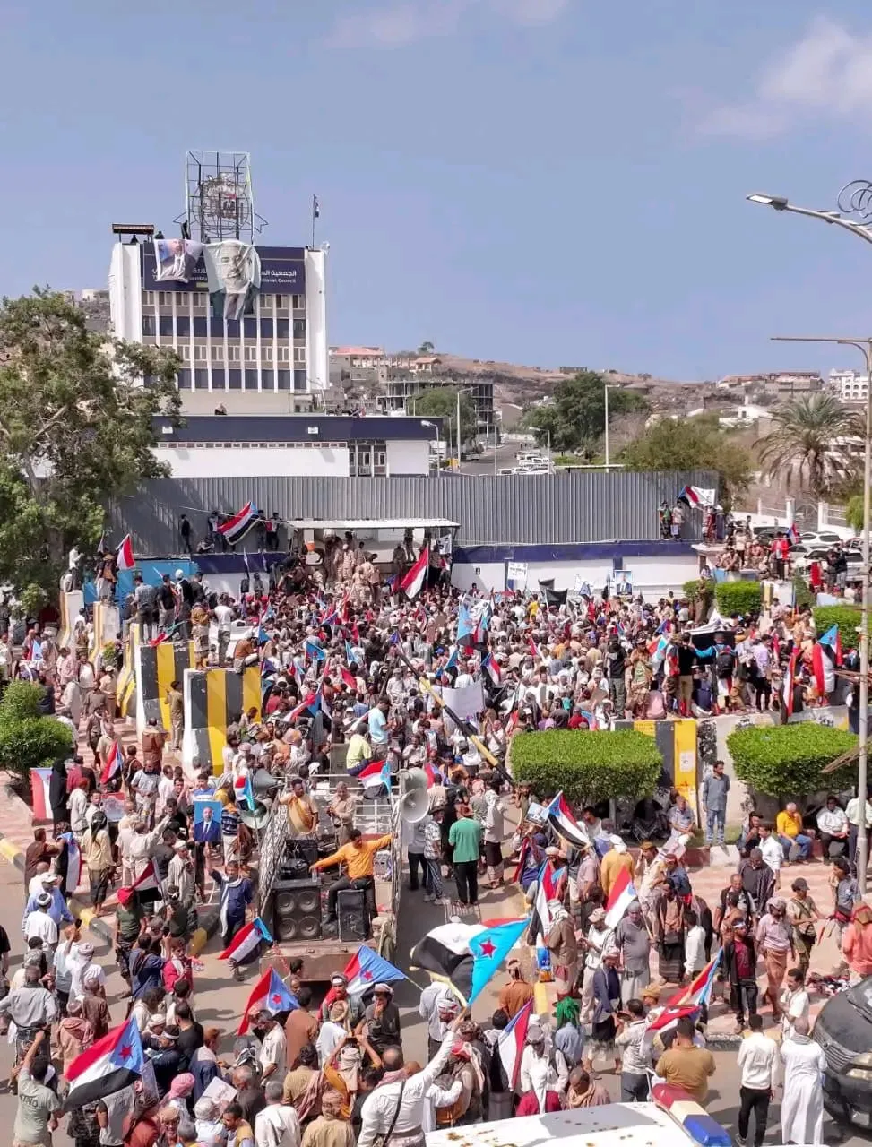 العاقل: جماهير الانتقالي كسرت الإغلاق وفرضت “واقعًا جديدًا” في عدن