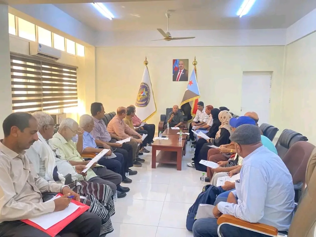 مجلس المستشارين يعقد اجتماعه ويُدين عملية القمع وإطلاق النار على المتظاهرين السلميين بالمكلا