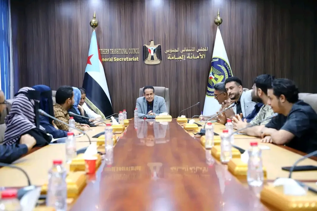 القائم بأعمال الأمين العام يعقد لقاءً بهيئة التعليم والشباب والرياضة لمناقشة خطة عملها المستقبلية