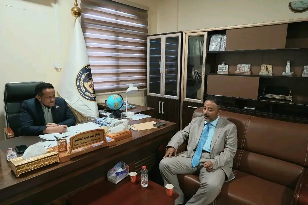 القائم بأعمال الأمين العام يطلع على سير العمل في تنفيذية انتقالي أبين والأوضاع العامة بالمحافظة