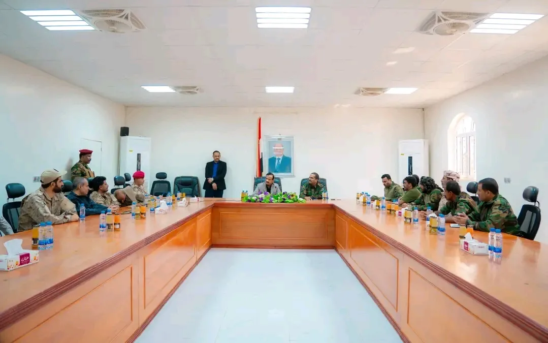 المحافظ بن الوزير يترأس اجتماعاً موسعاً لقيادة دفاع شبوة ويشيد بجاهزية قواتها وتضحيات أبطالها