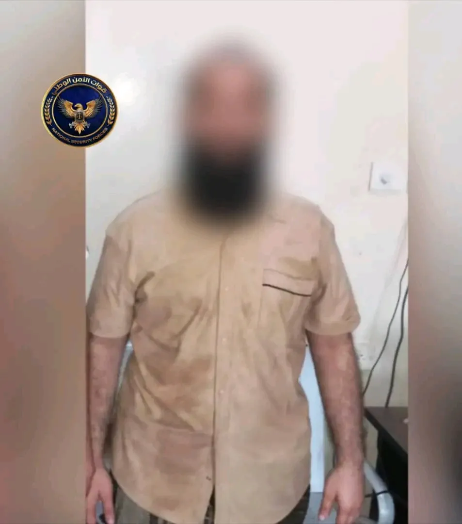 قوات طوق العاصمة عدن تضبط متهما بسرقة طقم عسكري في منفذ العلم