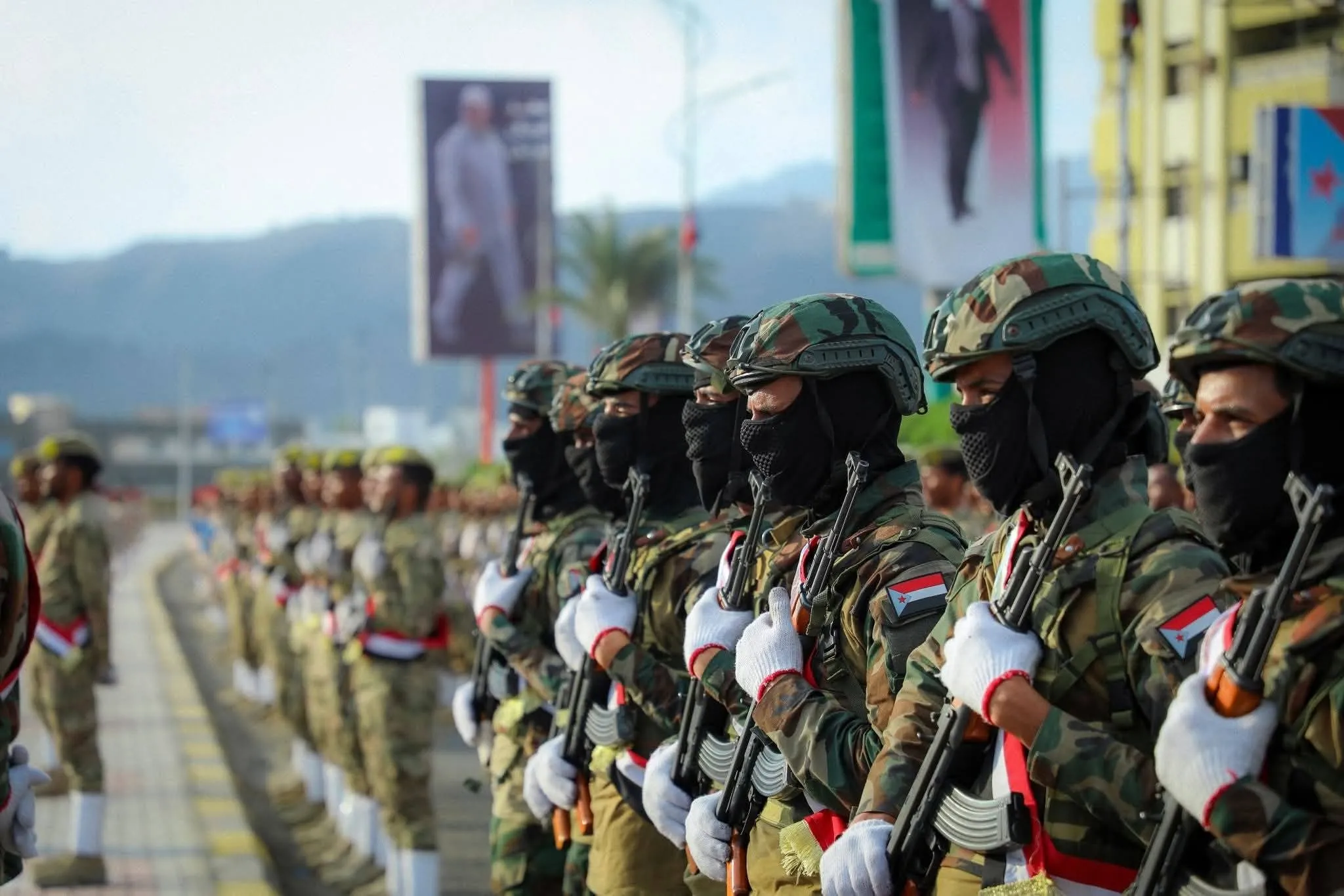 الجنوب بين استهداف قواته المسلحة واختبار الإرادة .. قراءة في معركة النفوذ والقرار