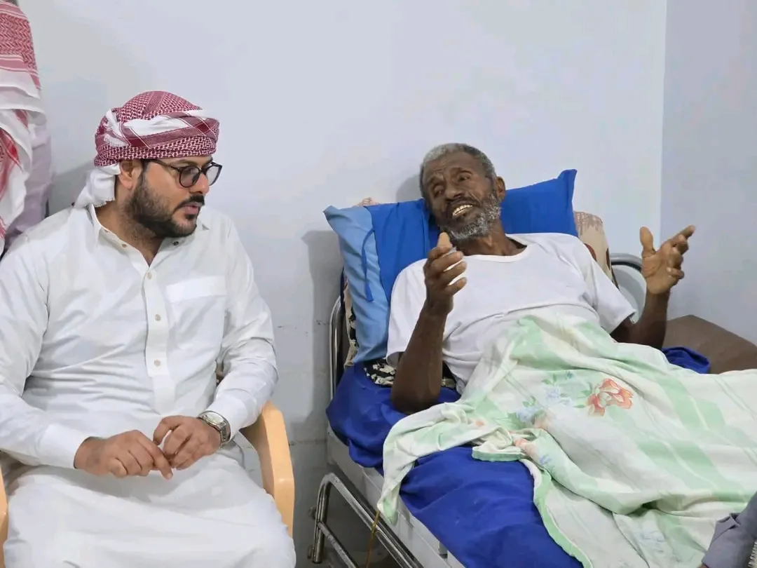 في لفتة تجسد معنى أخوة النضال والثورة.. الجفري يزور المناضل \"باموزة\" للاطمئنان على صحته