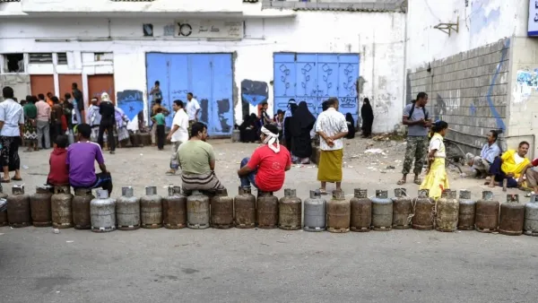 وطنٌ على حافة الانهيار.. شعبٌ يذوب جوعًا وسلطةٌ تنفق المليارات في الفنادق الفارهة والمنتجعات الخارجية