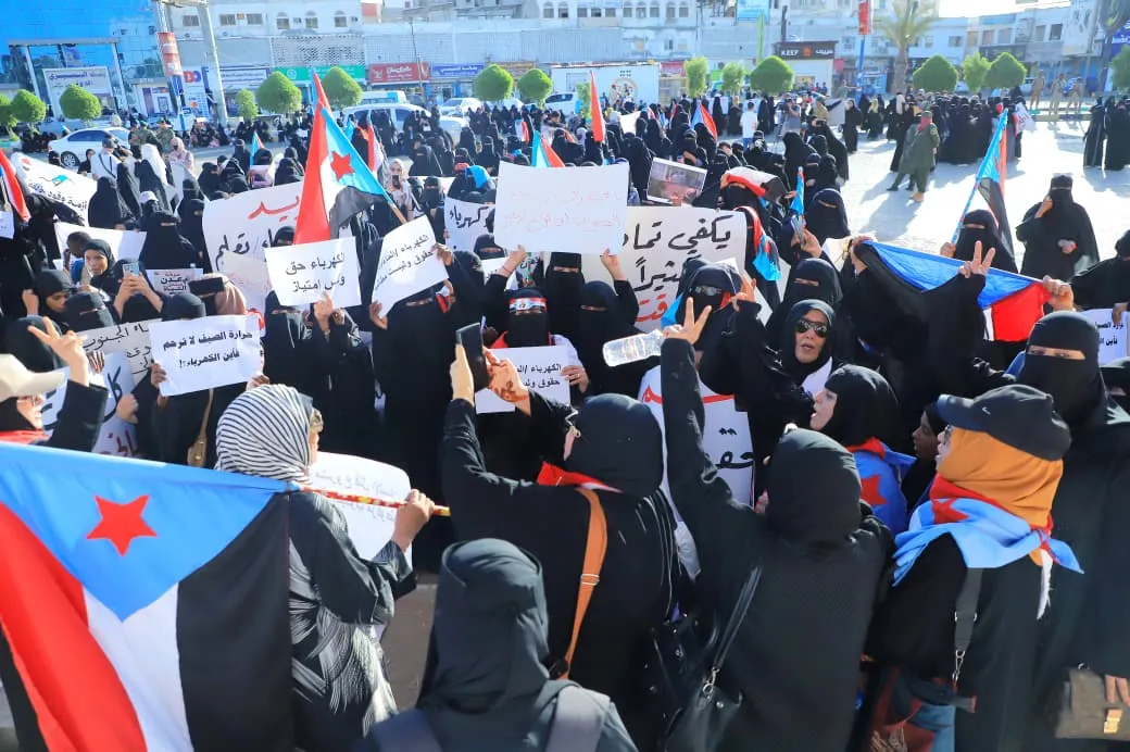 غضب نسوي يهز ساحة العروض بعدن احتجاجًا على انهيار الخدمات وغلاء المعيشة