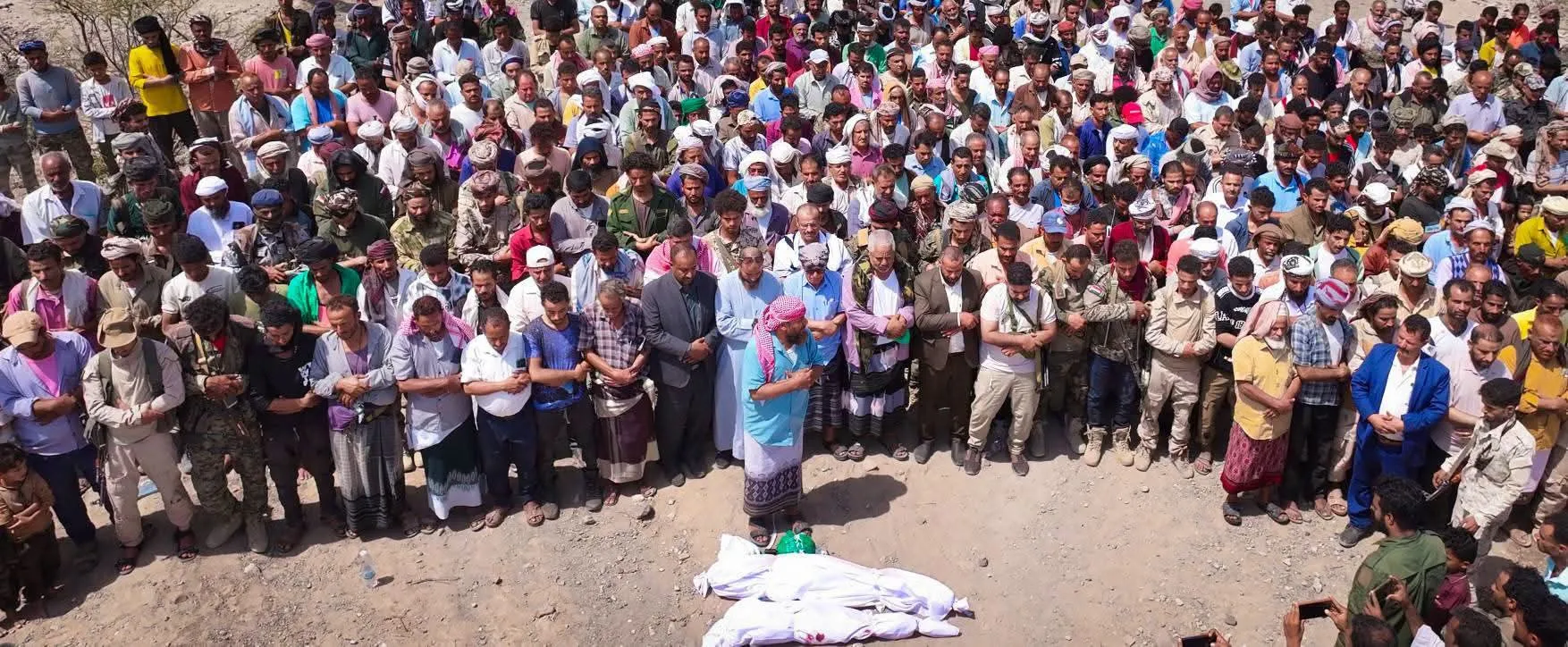 بحضور قيادة الانتقالي والسلطة المحلية والمحور .. تشييع شهداء مجزرة حجر الضالع في موكب جنائزي مهيب