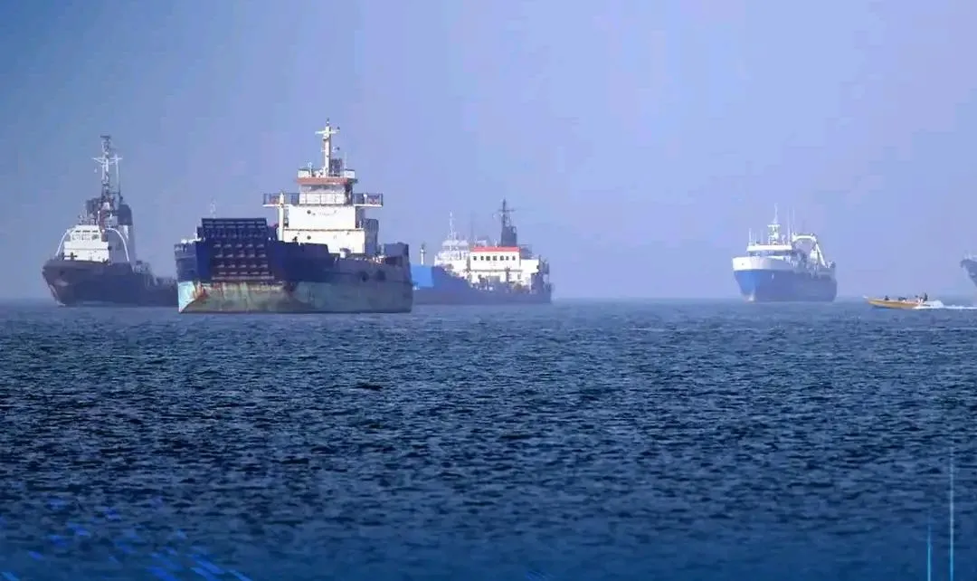 الولايات المتحدة تشن ضربات على مواقع إيرانية رداً على استهداف سفينة تجارية في مضيق هرمز