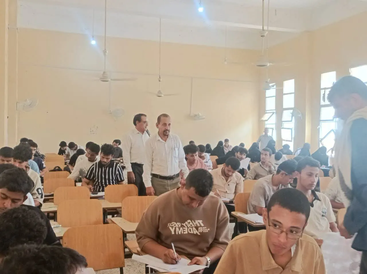 رئيس منسقية جامعة لحج يتفقد سير امتحانات الفصل الثاني بكلية العلوم الإدارية