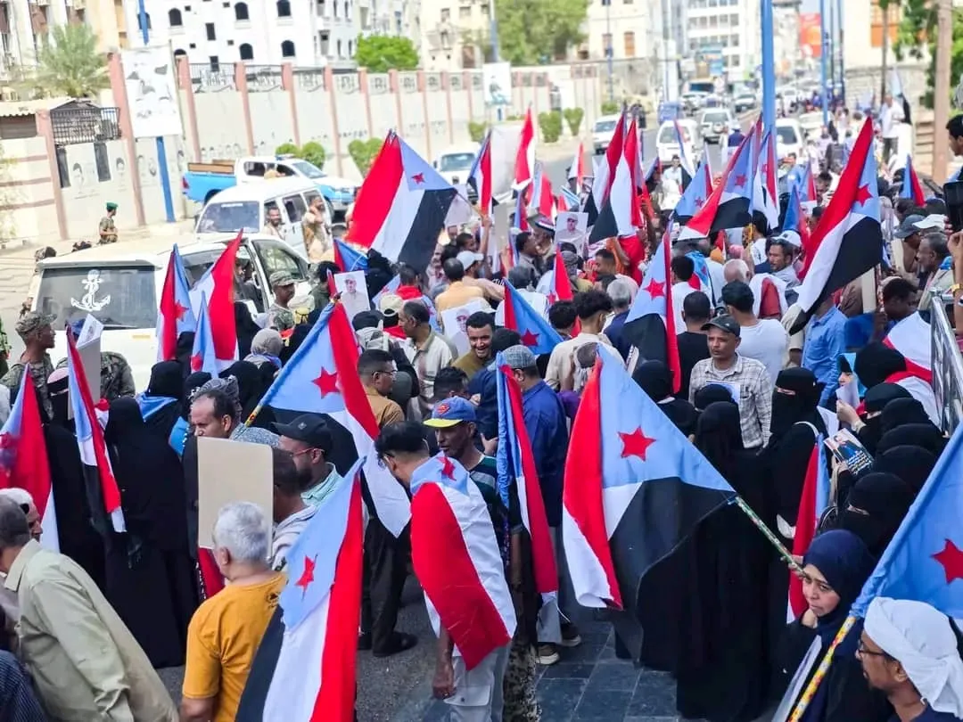 وقفة احتجاجية حاشدة في العاصمة عدن تؤكد رفض الوصاية والهيمنة السعودية