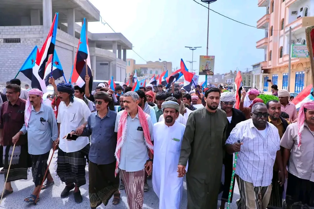 مسيرة جماهيرية حاشدة في الغيضة محافظة المهرة تأكيداً على رفض الوصايا والاحتلال.
