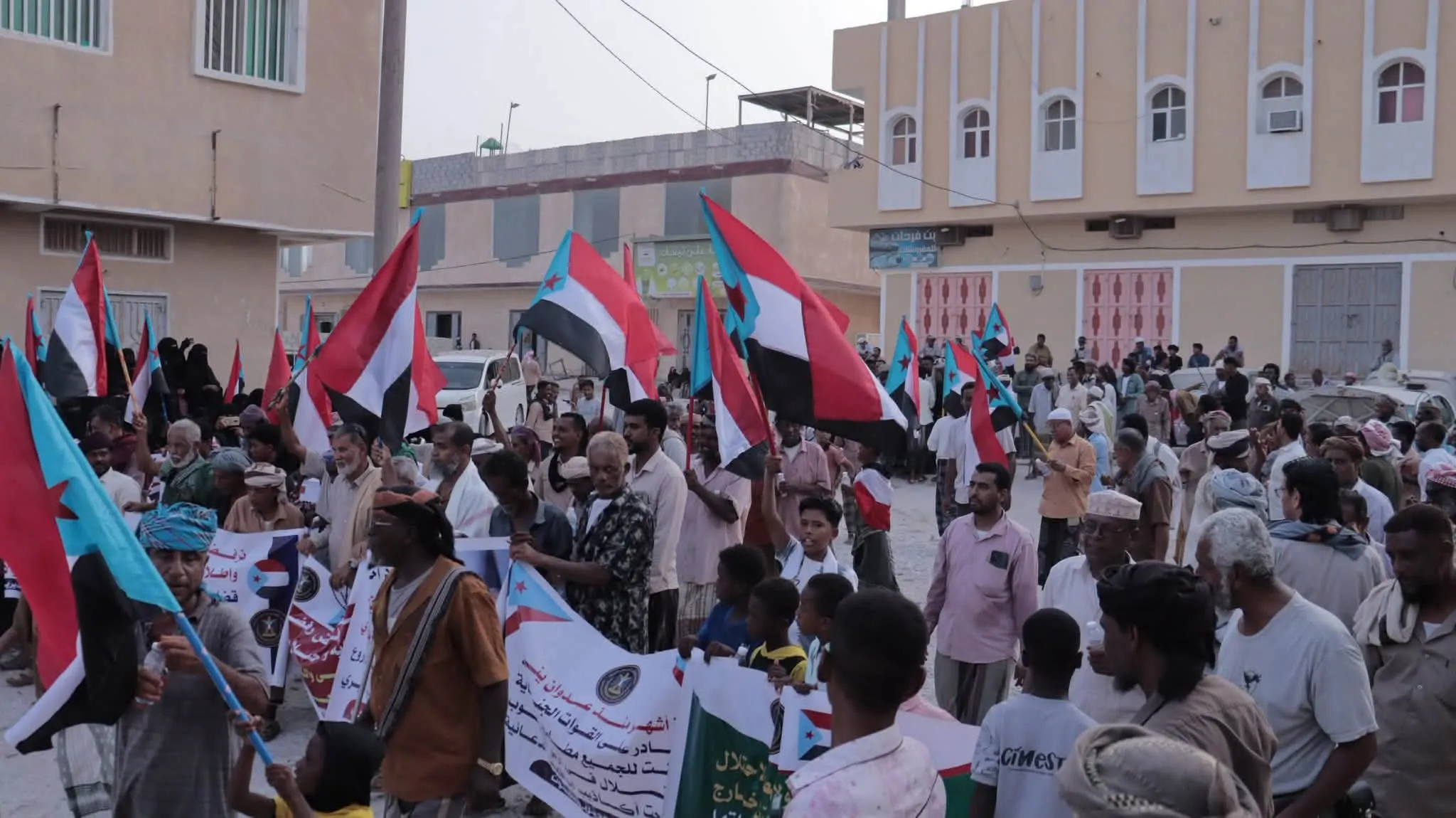 أبناء مديرية سيحوت ينظمون وقفة احتجاجية للمطالبة بتحسين الخدمات ورفض الوصاية السعودية وأدوات الاحتلال