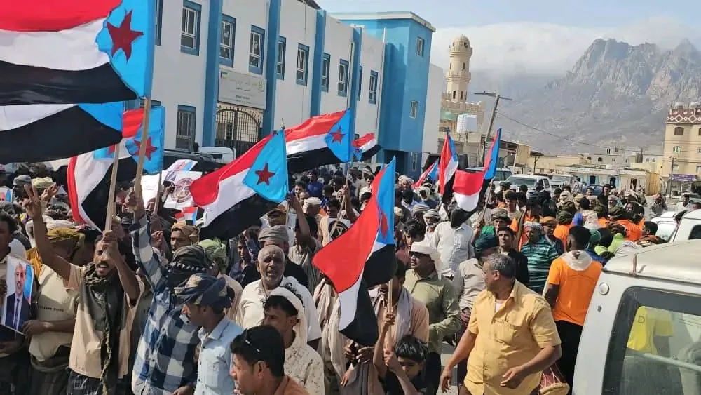 احتشاد جماهيري في حديبو يرفض مشاريع الوصاية والاحتلال الخارجي ويؤكد التمسك بالسيادة والقرار الجنوبي المستقل
