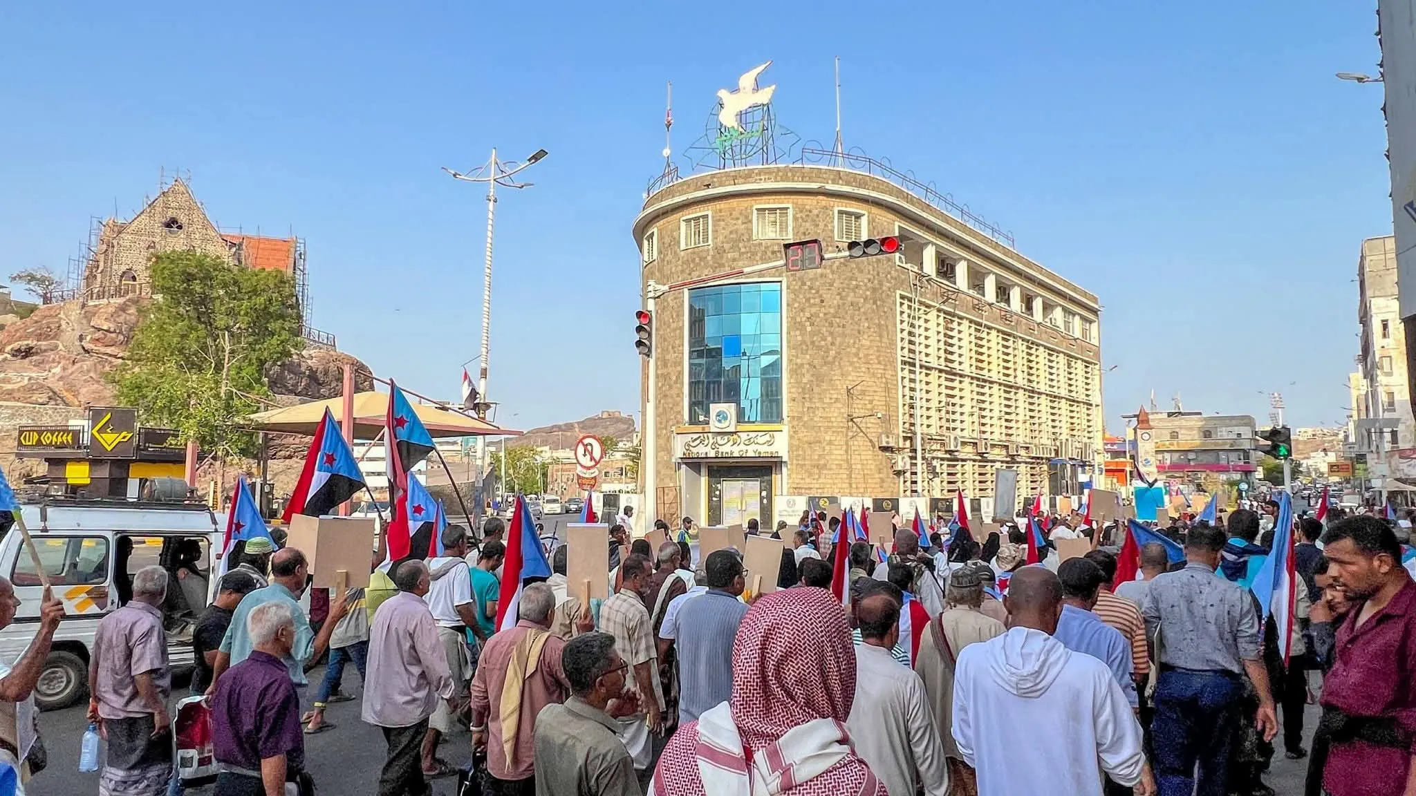 مسيرة شعبية حاشدة في مديرية صيرة تجدد التفويض للرئيس الزُبيدي وتؤكد استمرار التصعيد الشعبي