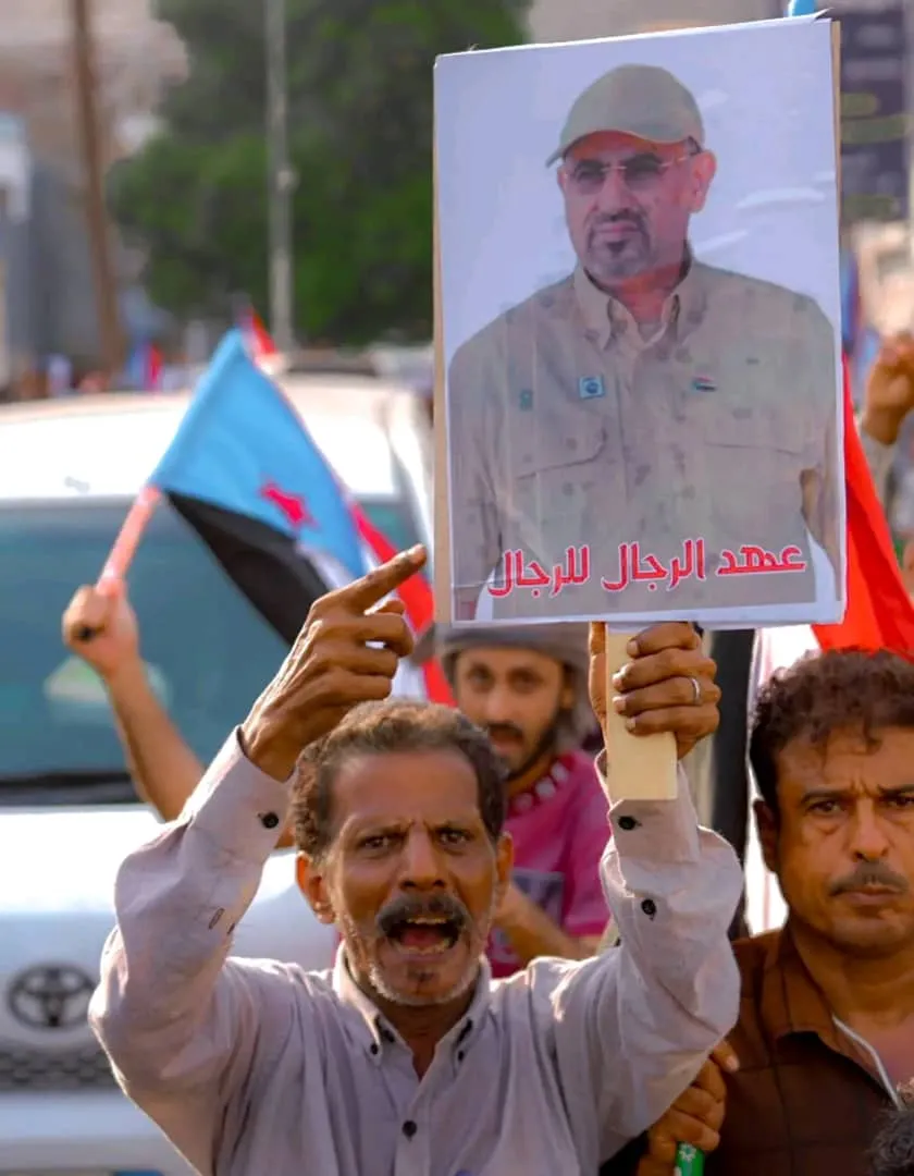 عدن تهدر بصوت الجماهير.. مسيرة حاشدة تجدد التفويض للزُبيدي وتعلن رفض الوصاية ومشاريع الهيمنة الخارجية