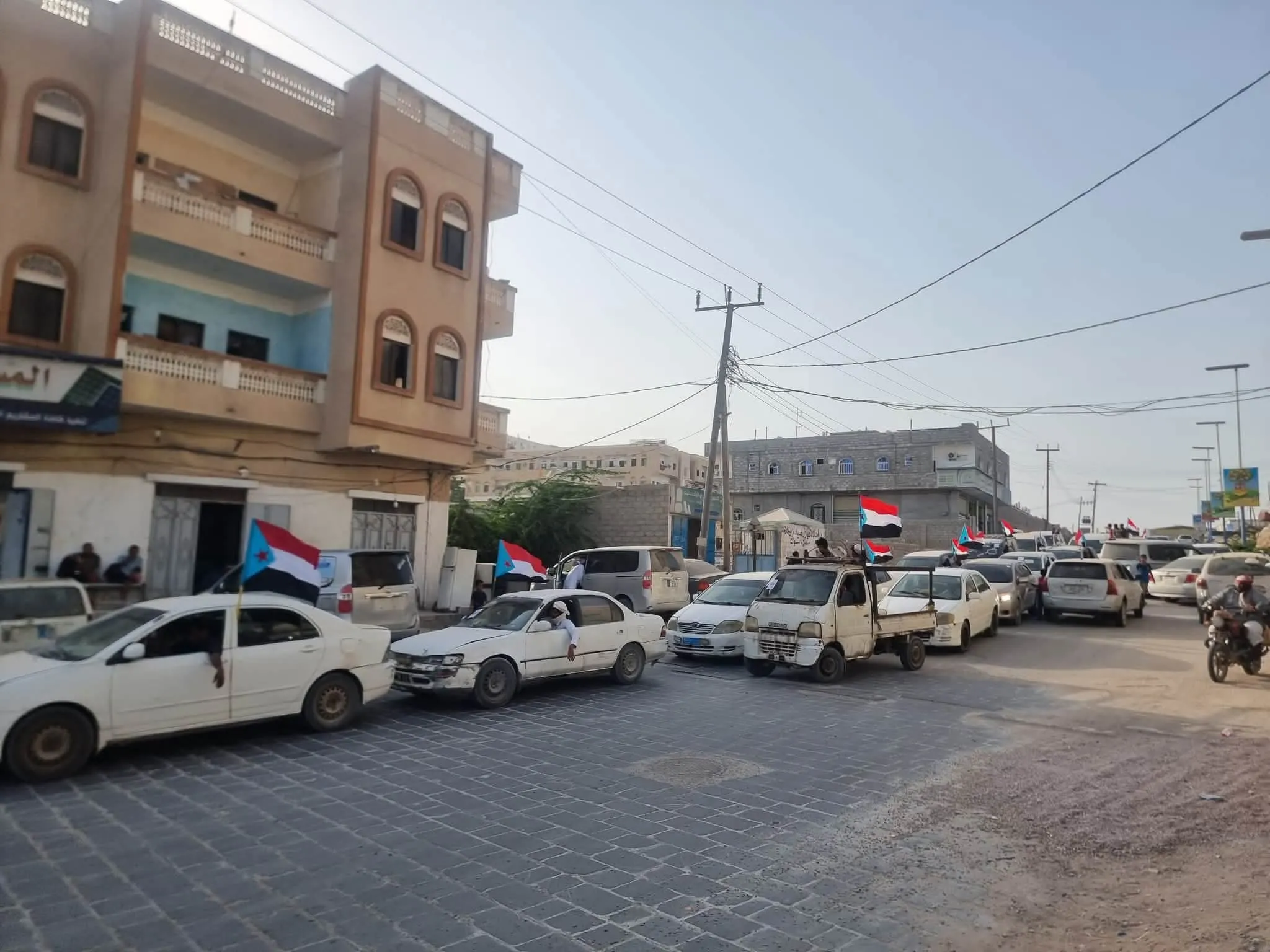 ضمن برنامج التصعيد الشعبي.. انتقالي الغيضة ينظم مسيرة جماهيرية حاشدة بالمركبات تأكيدًا على رفض الوصاية.
