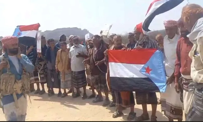 وقفة جماهيرية حاشدة في المحفد ترفض تشكيل المجالس التنسيقية