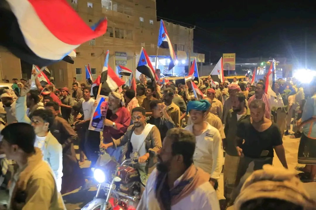 بمسيرة جماهيرية حاشدة.. أبناء مديرية القطن يجددون تمسكهم باستعادة الدولة الجنوبية ويؤكدون تفويضهم للرئيس الزُبيدي ورفضهم للوصاية والتدخلات الخارجية