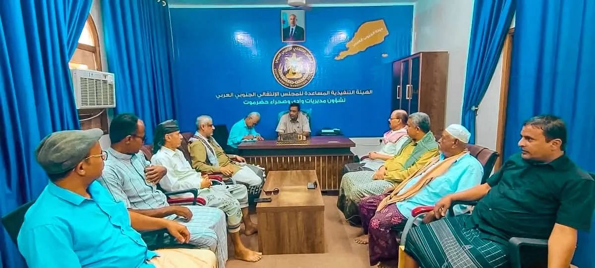 تنفيذية انتقالي وادي وصحراء حضرموت تناقش ترتيبات المخيمات الصيفية وبطولة رياضية لتعزيز مشاركة الشباب