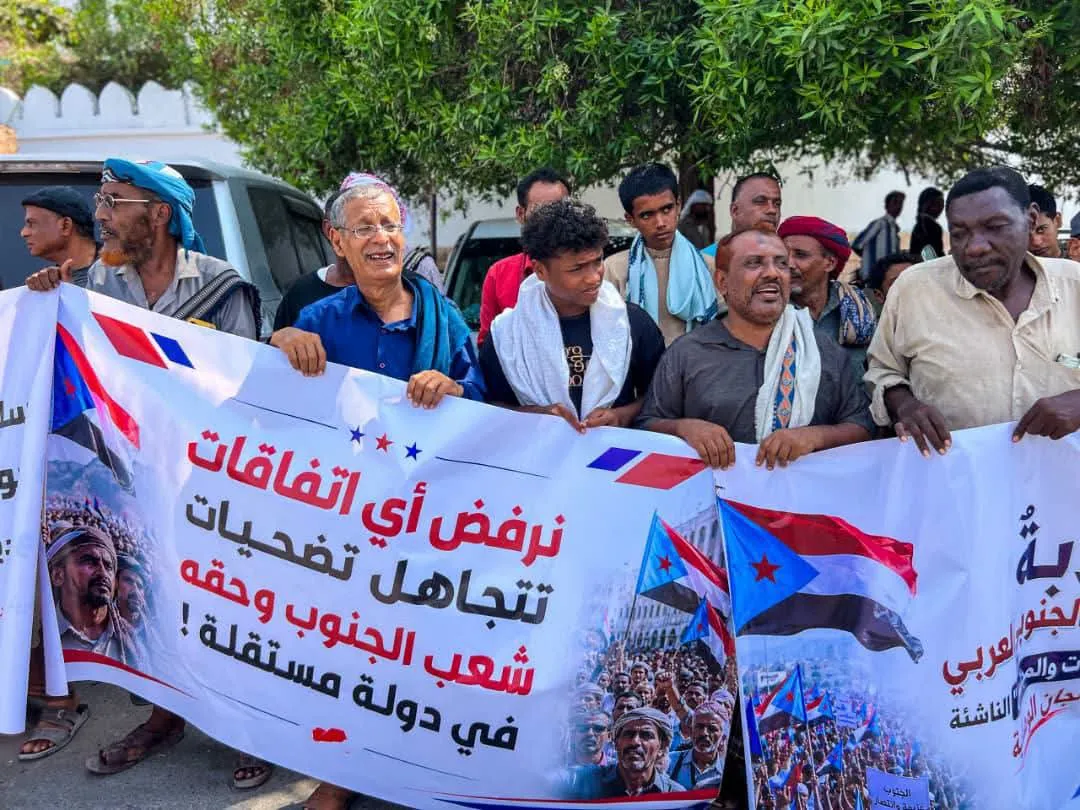 انتقالي حضرموت يواصل فعالياته التصعيدية السلمية بتنظيم وقفة احتجاجية أمام السلطة المحلية في المكلا
