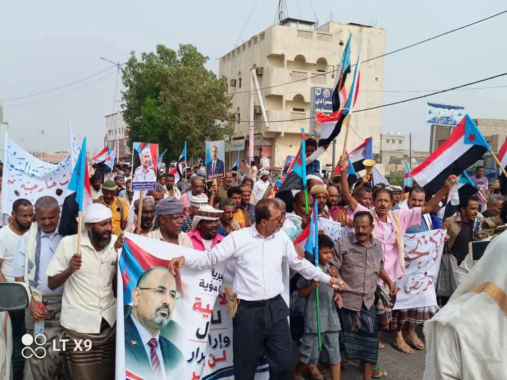 انتقالي أبين ينظم مظاهرة جماهيرية ويتعهد بمواصلة النضال حتى تحقيق أهداف الجنوب