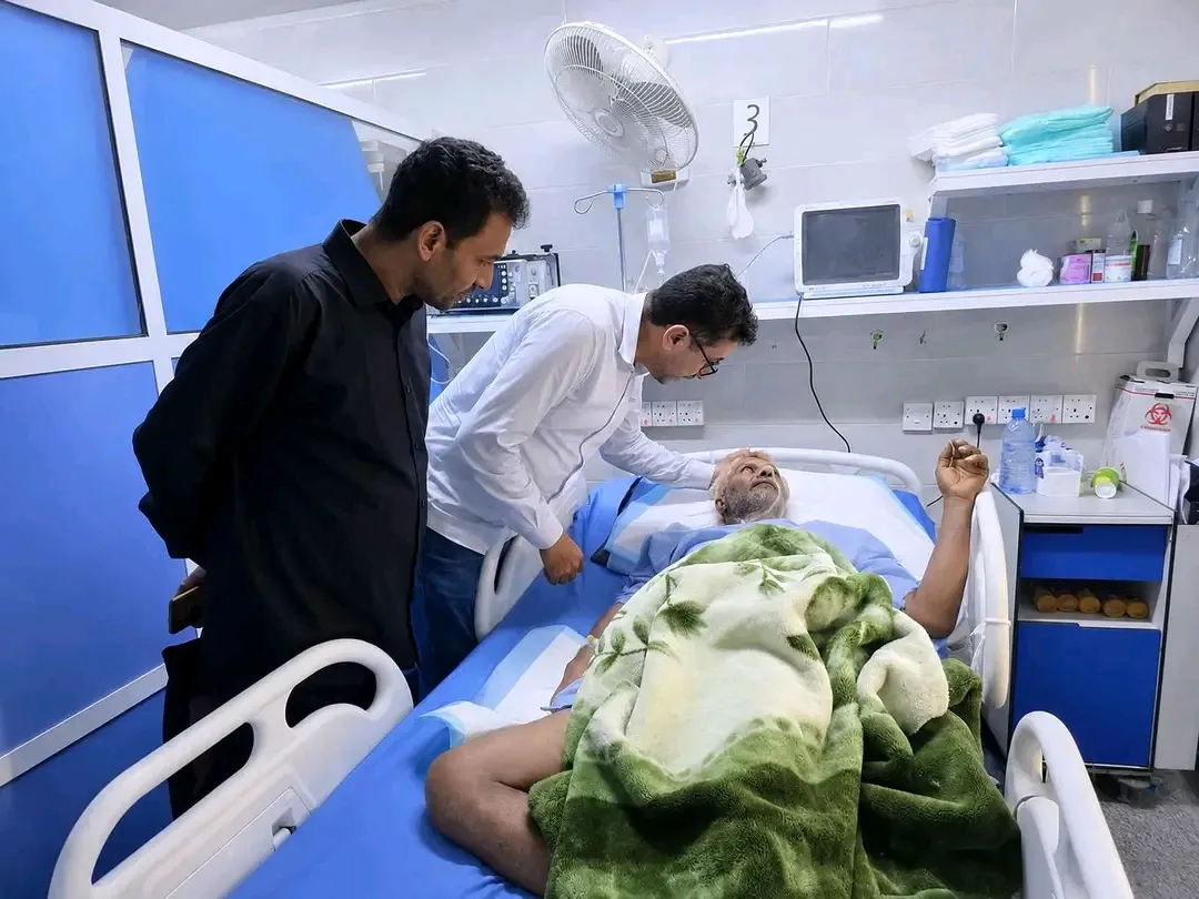 بتوجيهات الحالمي.. النقيب يزور المناضل علي عبده طاهم للاطمئنان على صحته في مستشفى الجمهورية