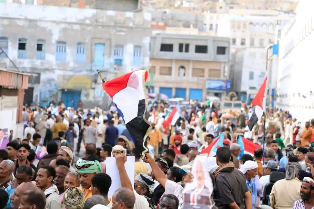 رغم القمع الأمني والانتشار العسكري .. المكلا تشهد تظاهرة جماهيرية حاشدة للتصعيد ضد الوصاية والاحتلال
